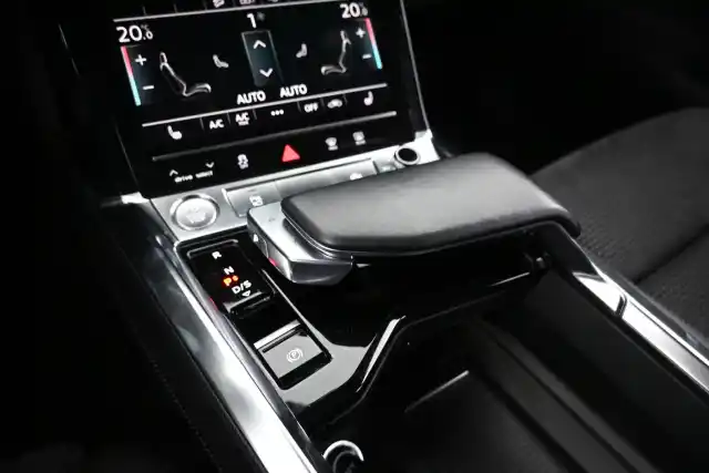 Harmaa Maastoauto, Audi e-tron – VAR-15957