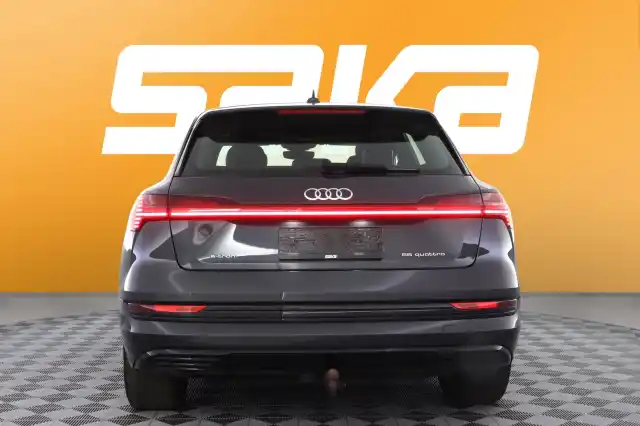 Harmaa Maastoauto, Audi e-tron – VAR-15957