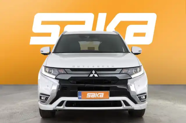 Valkoinen Maastoauto, Mitsubishi Outlander PHEV – VAR-16063