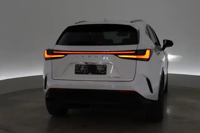 Valkoinen Maastoauto, Lexus NX – VAR-16239