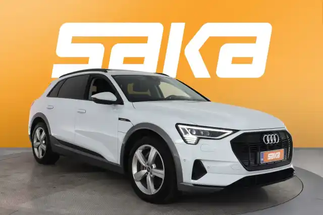 Valkoinen Maastoauto, Audi e-tron – VAR-16271