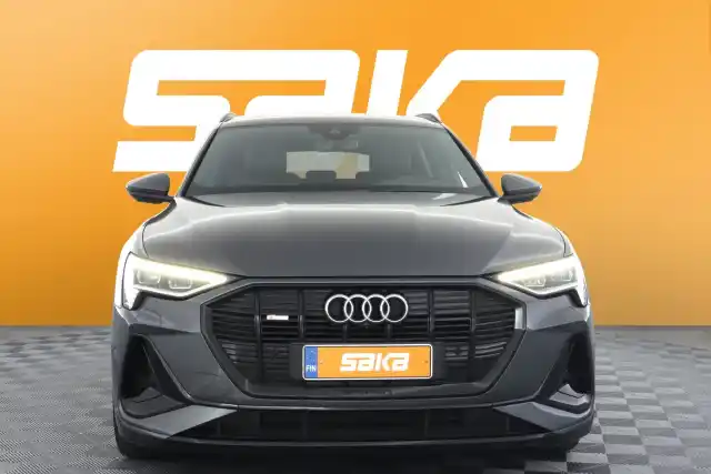 Harmaa Maastoauto, Audi e-tron – VAR-16382