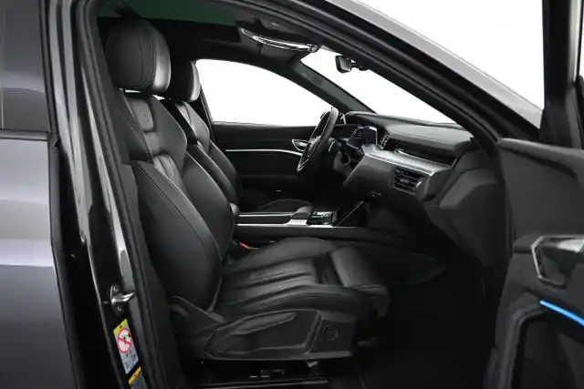 Harmaa Maastoauto, Audi e-tron – VAR-16382