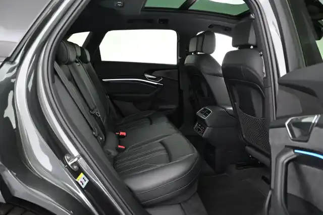 Harmaa Maastoauto, Audi e-tron – VAR-16382