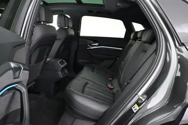 Harmaa Maastoauto, Audi e-tron – VAR-16382