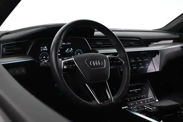 Harmaa Maastoauto, Audi e-tron – VAR-16382