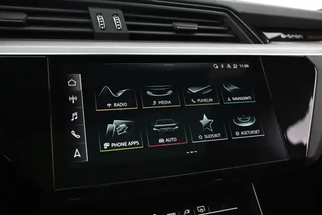 Harmaa Maastoauto, Audi e-tron – VAR-16382
