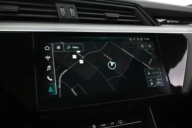 Harmaa Maastoauto, Audi e-tron – VAR-16382