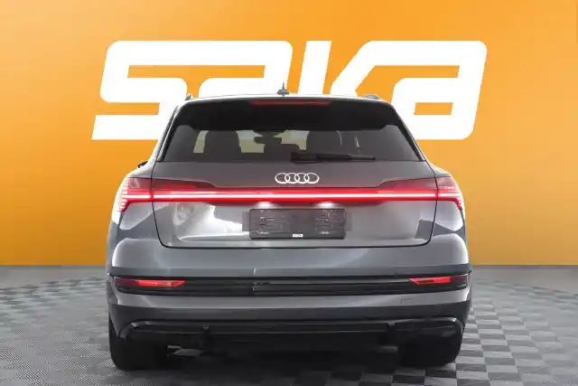 Harmaa Maastoauto, Audi e-tron – VAR-16382