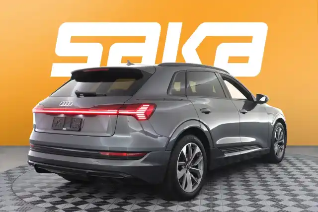 Harmaa Maastoauto, Audi e-tron – VAR-16382