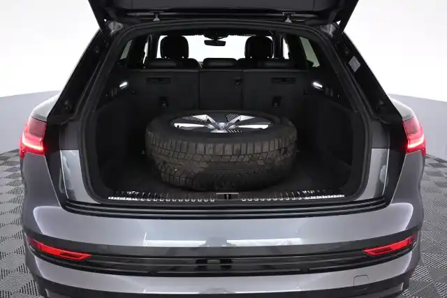 Harmaa Maastoauto, Audi e-tron – VAR-16382