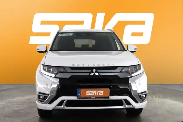 Valkoinen Maastoauto, Mitsubishi Outlander PHEV – VAR-16386