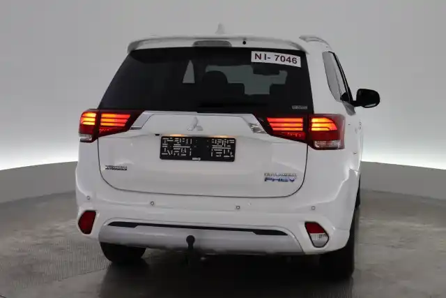 Valkoinen Maastoauto, Mitsubishi Outlander PHEV – VAR-16386