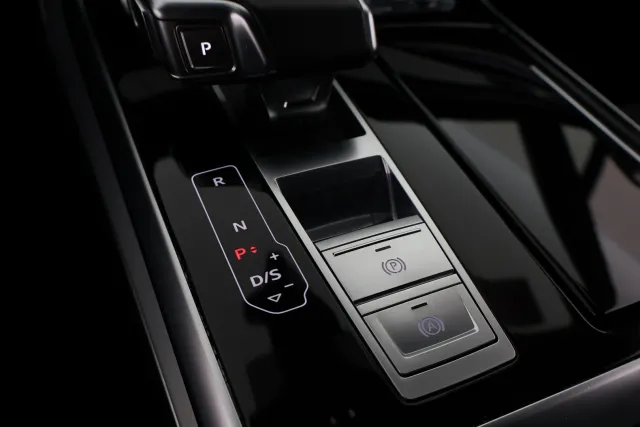 Musta Maastoauto, Audi Q7 – VAR-16491