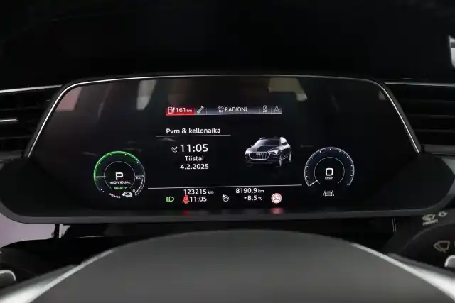 Harmaa Maastoauto, Audi e-tron – VAR-16523