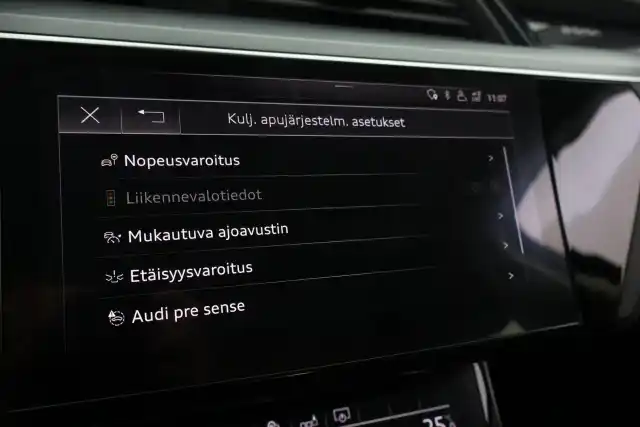 Harmaa Maastoauto, Audi e-tron – VAR-16523