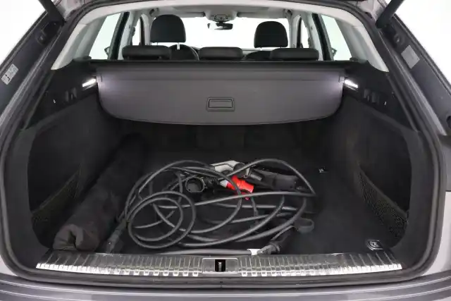 Harmaa Maastoauto, Audi e-tron – VAR-16523
