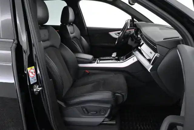 Musta Maastoauto, Audi Q7 – VAR-16710