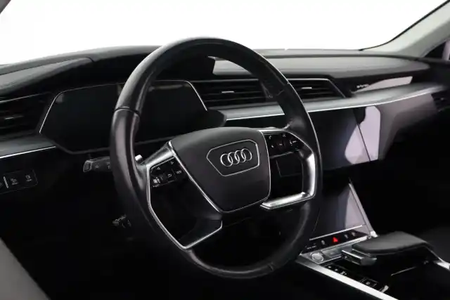 Musta Maastoauto, Audi e-tron – VAR-16774