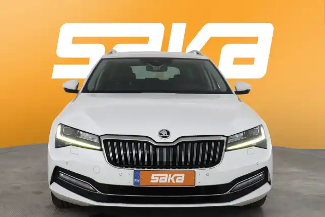 Valkoinen Farmari, Skoda Superb – VAR-17025