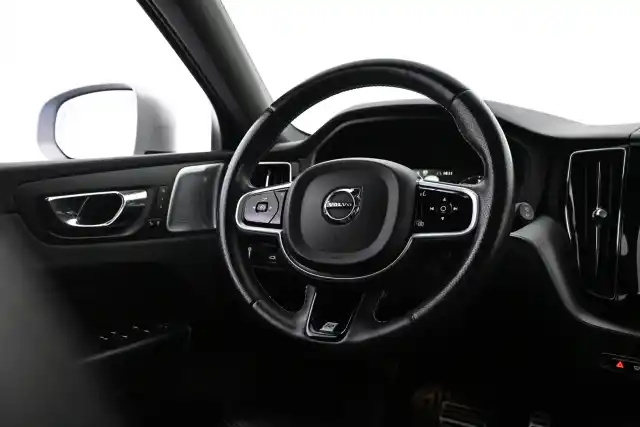 Sininen Maastoauto, Volvo XC60 – VAR-17053