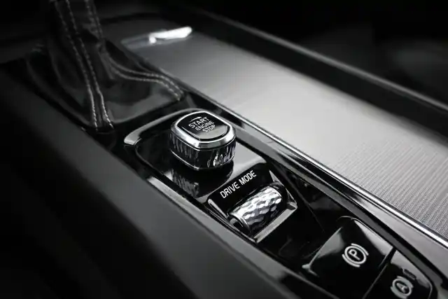 Sininen Maastoauto, Volvo XC60 – VAR-17053