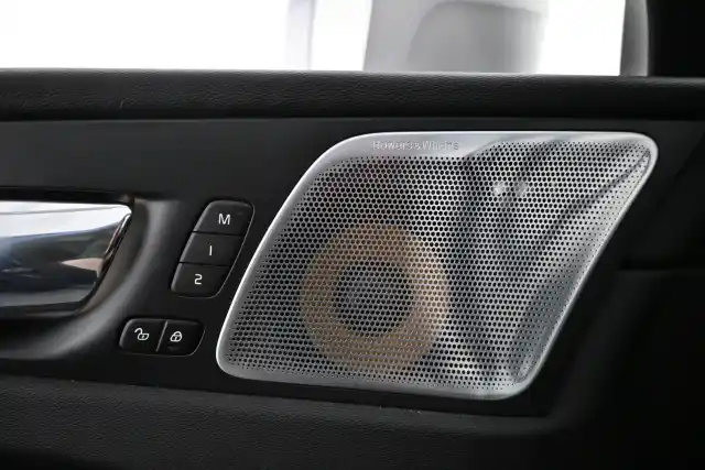 Sininen Maastoauto, Volvo XC60 – VAR-17053