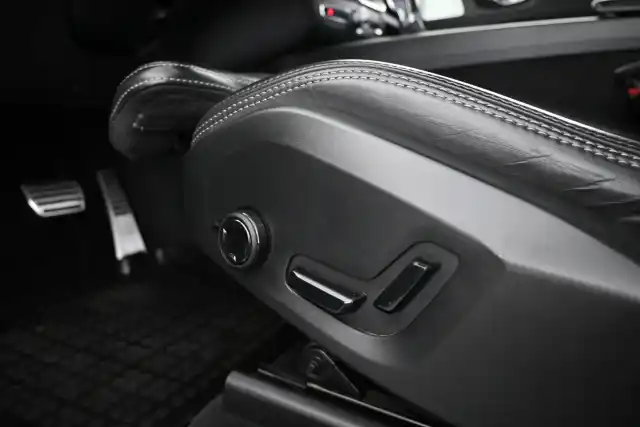 Sininen Maastoauto, Volvo XC60 – VAR-17053