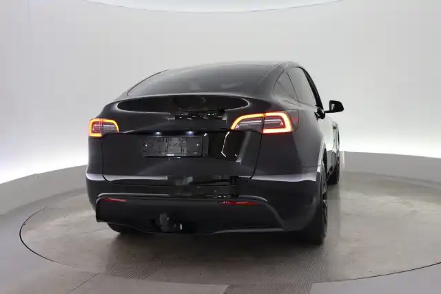 Musta Maastoauto, Tesla Model Y – VAR-17063