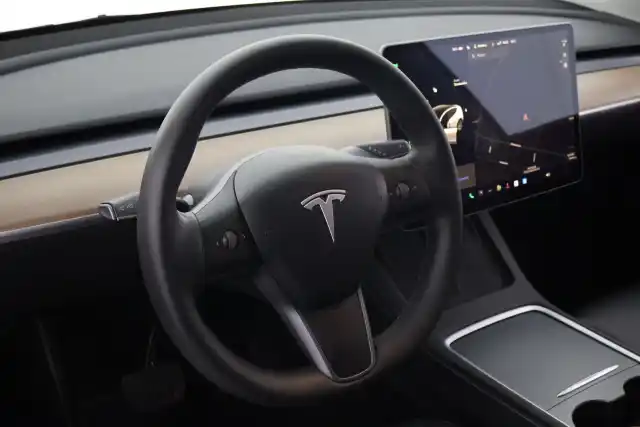 Valkoinen Maastoauto, Tesla Model Y – VAR-17081