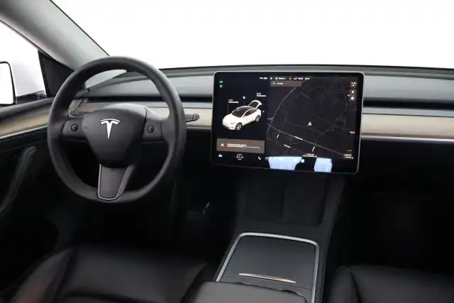 Valkoinen Maastoauto, Tesla Model Y – VAR-17081