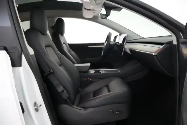 Valkoinen Maastoauto, Tesla Model Y – VAR-17081