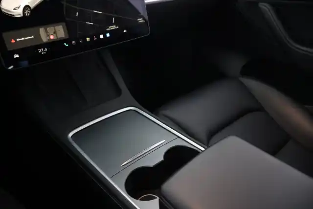 Valkoinen Maastoauto, Tesla Model Y – VAR-17081