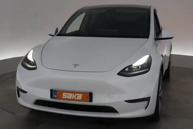 Valkoinen Maastoauto, Tesla Model Y – VAR-17081