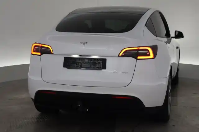 Valkoinen Maastoauto, Tesla Model Y – VAR-17081