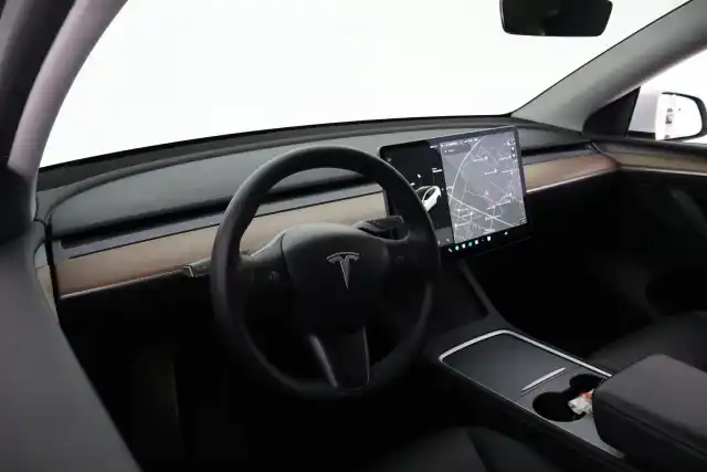 Valkoinen Viistoperä, Tesla Model Y – VAR-17125