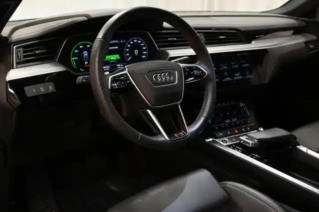 Musta Maastoauto, Audi e-tron – VAR-17459