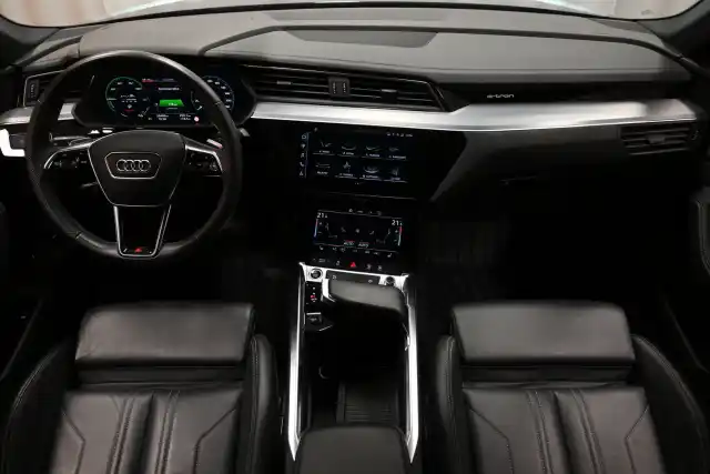 Musta Maastoauto, Audi e-tron – VAR-17459