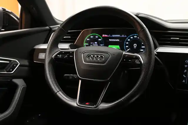 Musta Maastoauto, Audi e-tron – VAR-17459