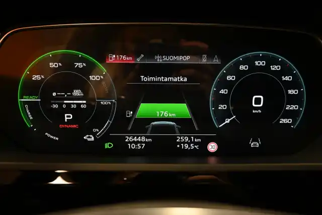 Musta Maastoauto, Audi e-tron – VAR-17459