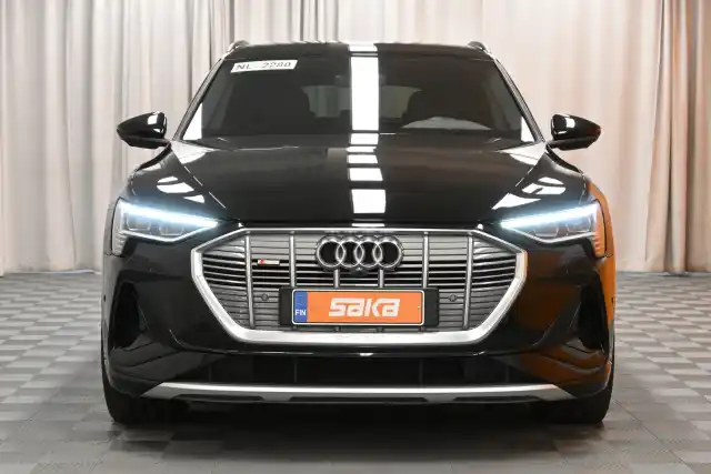 Musta Maastoauto, Audi e-tron – VAR-17459