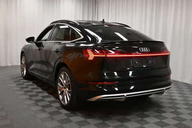 Musta Maastoauto, Audi e-tron – VAR-17459