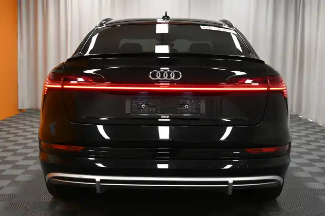 Musta Maastoauto, Audi e-tron – VAR-17459