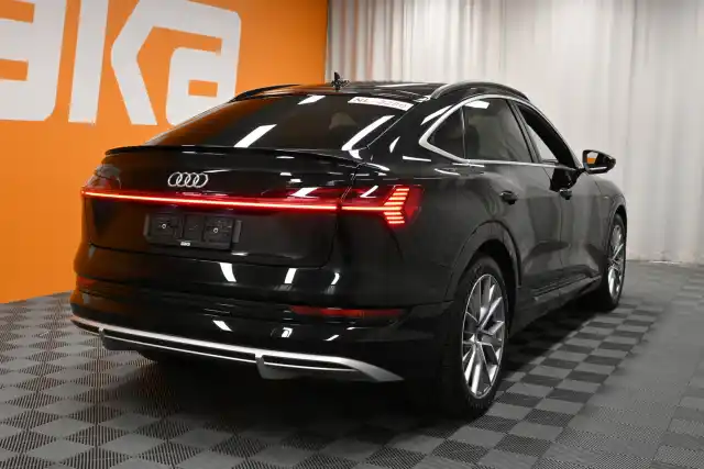 Musta Maastoauto, Audi e-tron – VAR-17459