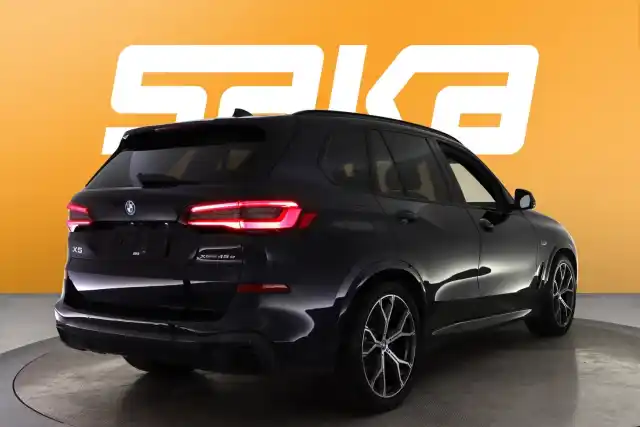 Musta Maastoauto, BMW X5 – VAR-17460