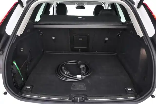 Valkoinen Maastoauto, Volvo XC60 – VAR-17494
