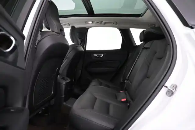 Valkoinen Maastoauto, Volvo XC60 – VAR-17494
