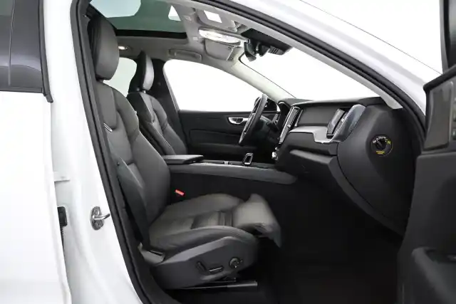 Valkoinen Maastoauto, Volvo XC60 – VAR-17494