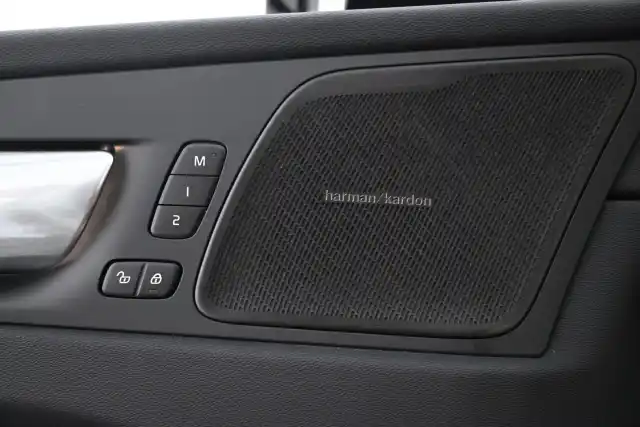 Valkoinen Maastoauto, Volvo XC60 – VAR-17494