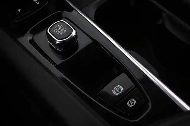 Valkoinen Maastoauto, Volvo XC60 – VAR-17494